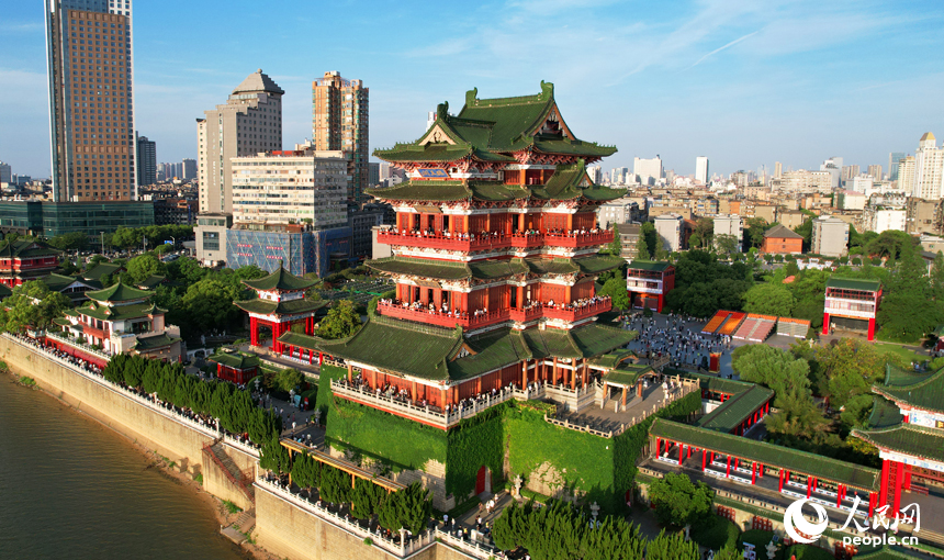 5月2日，游客登上滕王閣，贛江風光盡收眼底。人民網記者 毛思遠攝
