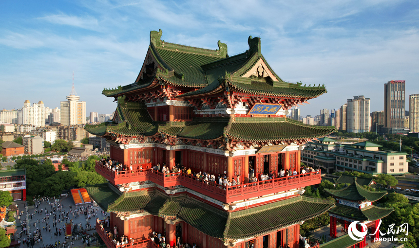 5月2日，游客登上滕王閣，贛江風光盡收眼底。人民網記者 毛思遠攝