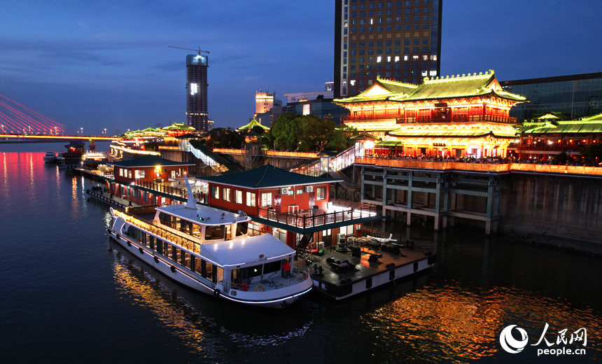 新投入運營的南昌港客運碼頭設計風格融入滕王閣景區，游客在此登上游輪，感受“一江兩岸”秀美風光。人民網記者 毛思遠攝