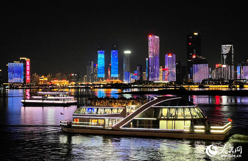 游客乘游輪感受“一江兩岸”秀美風光。人民網記者 毛思遠攝