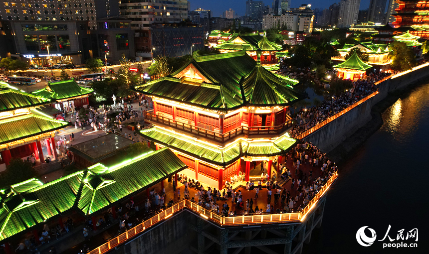 隨著滕王閣景區“還江于民、還岸于民、還景于民”及北擴工程的全面完工，市民游客有了更多高品質親水休閑空間。人民網記者 毛思遠攝