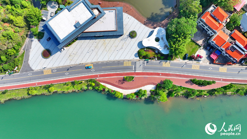 贛州市上猶縣東山鎮，車輛在環湖公路行駛，沿線水清岸綠景美春意濃。人民網 朱海鵬攝