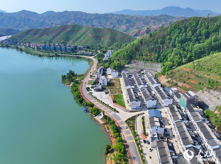 贛州市上猶縣東山鎮，車輛在環湖公路行駛，沿線水清岸綠景美春意濃。人民網 朱海鵬攝