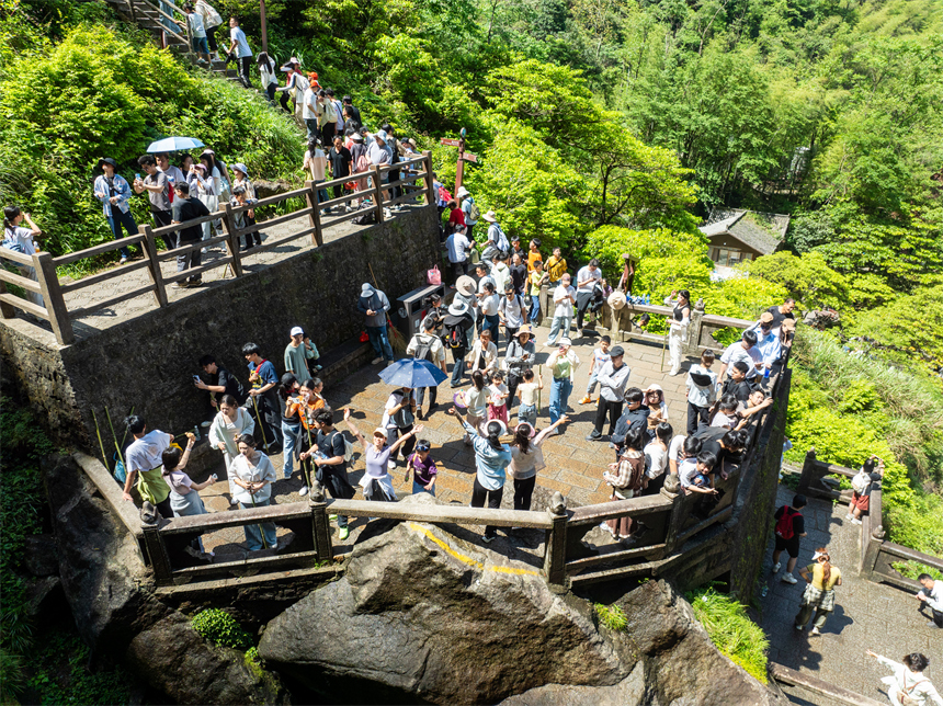 來自全國各地的游客在宜春明月山游玩。陳磊攝
