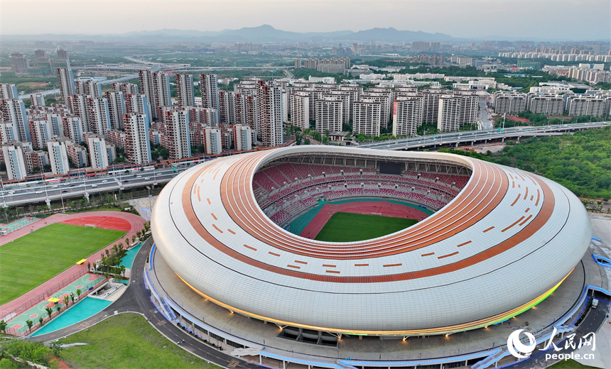 贛州市全民健身中心綜合體育場，市民在參與體育運動項目，健身鍛煉、放松身心。人民網 朱海鵬攝