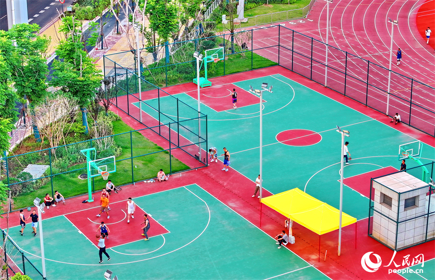 贛州市全民健身中心綜合體育場，市民在參與體育運動項目，健身鍛煉、放松身心。人民網 朱海鵬攝