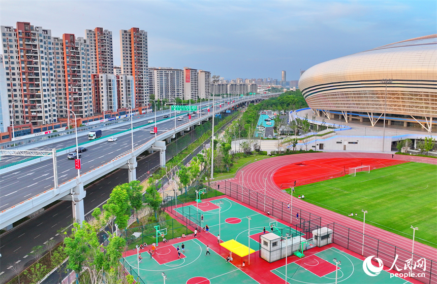 贛州市全民健身中心綜合體育場，市民在參與體育運動項目，健身鍛煉、放松身心。人民網 朱海鵬攝