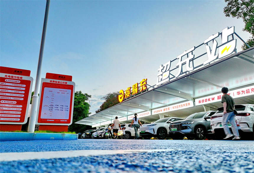 許多新能源汽車停在江西省贛州市章貢區章江新區的一處超充站充電。人民網 朱海鵬攝