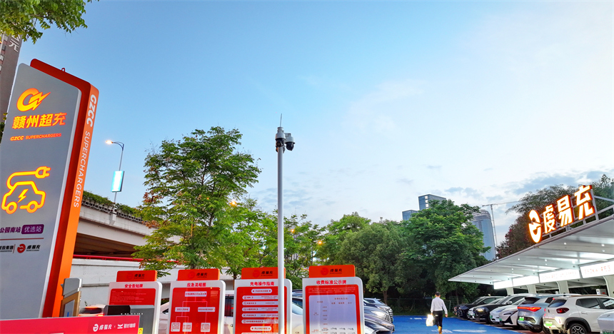 許多新能源汽車停在江西省贛州市章貢區章江新區的一處超充站充電。人民網 朱海鵬攝