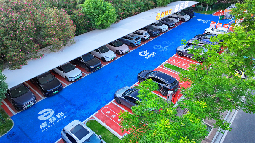 許多新能源汽車停在江西省贛州市章貢區章江新區的一處超充站充電。人民網 朱海鵬攝