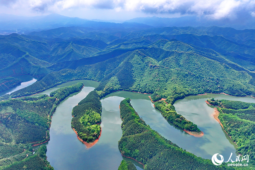 贛州市大余縣油羅口水庫周邊群山環抱，林木蔥郁。人民網 朱海鵬攝