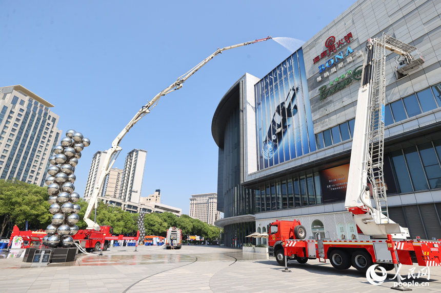 消防車進行實戰應急演練。人民網記者 時雨攝