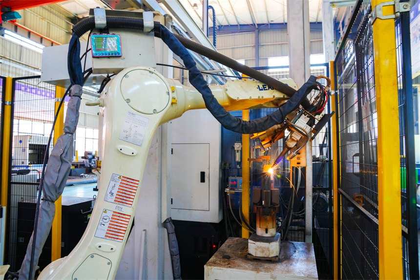 車間內，機械手臂正在焊接。郭昊攝
