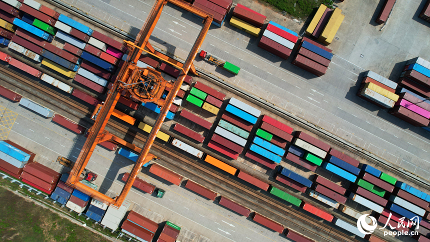 南昌國際陸港貨場，龍門吊在裝運進出口貨物集裝箱，一派繁忙有序的景象。人民網記者 毛思遠攝