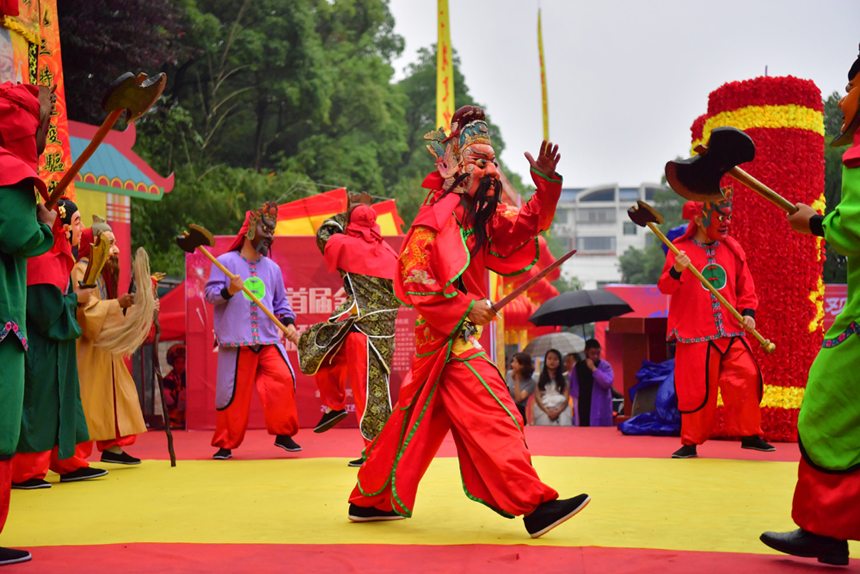 儺舞演員們表演非物質文化遺產代表性項目“萍鄉（上栗）耍儺神”。人民網記者 時雨攝