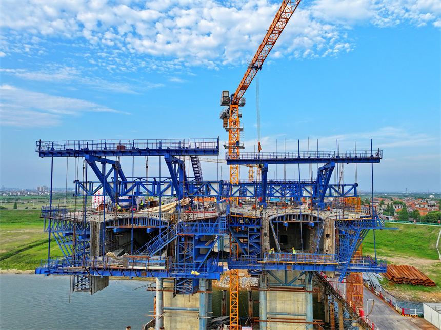 南昌市南昌縣富山鄉昌南特大橋施工現場，工人在加緊推進跨江橋梁建設。人民網 朱海鵬攝