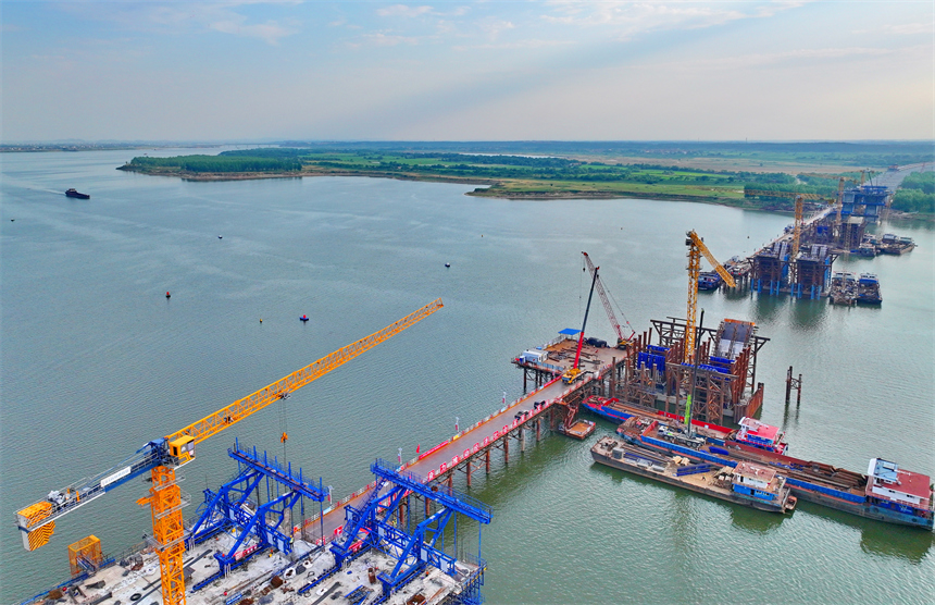 南昌市南昌縣富山鄉昌南特大橋施工現場，工人在加緊推進跨江橋梁建設。人民網 朱海鵬攝