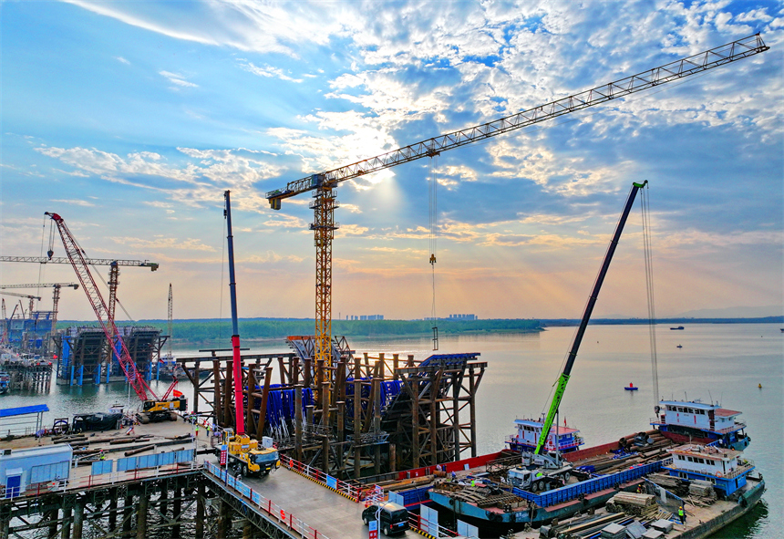 南昌市南昌縣富山鄉昌南特大橋施工現場，工人在加緊推進跨江橋梁建設。人民網 朱海鵬攝