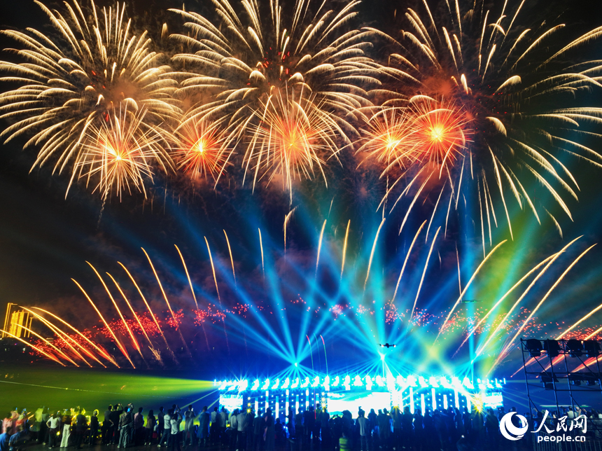 上栗縣花炮文化博覽園內煙花綻放。人民網記者 時雨攝