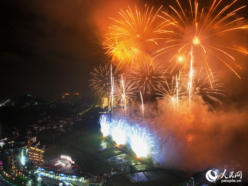 上栗縣花炮文化博覽園內煙花綻放。人民網記者 時雨攝