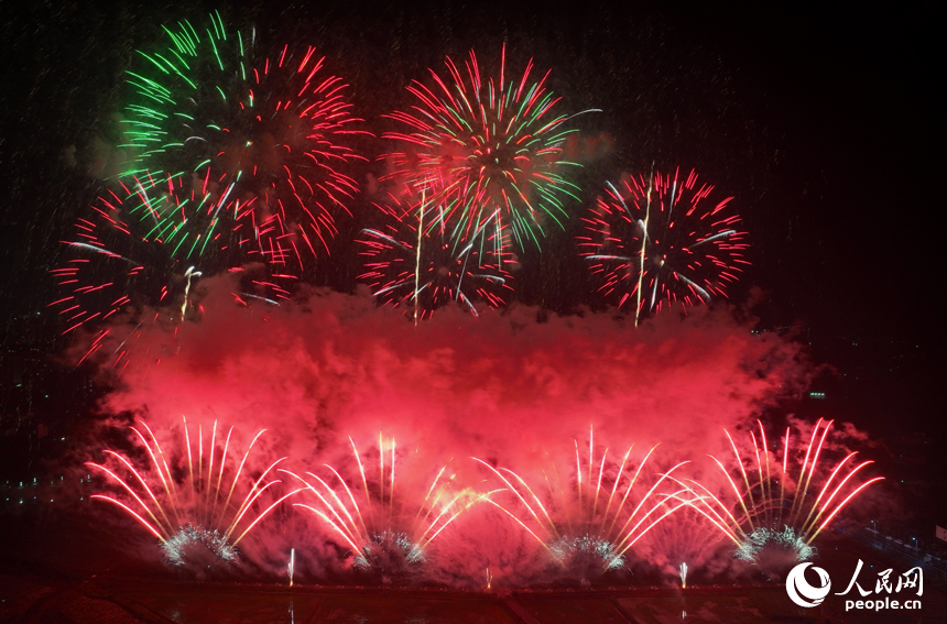 上栗縣花炮文化博覽園內煙花綻放。人民網記者 時雨攝
