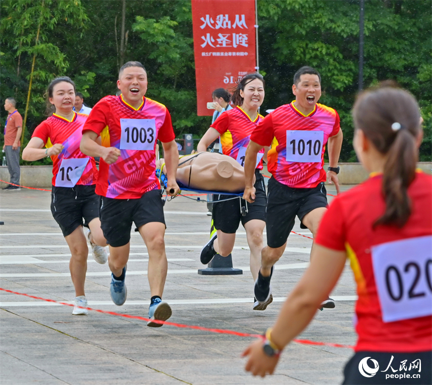 “紅動江西”紅色運動會參賽運動員在進行抬擔架接力跑比拼。人民網 朱海鵬攝