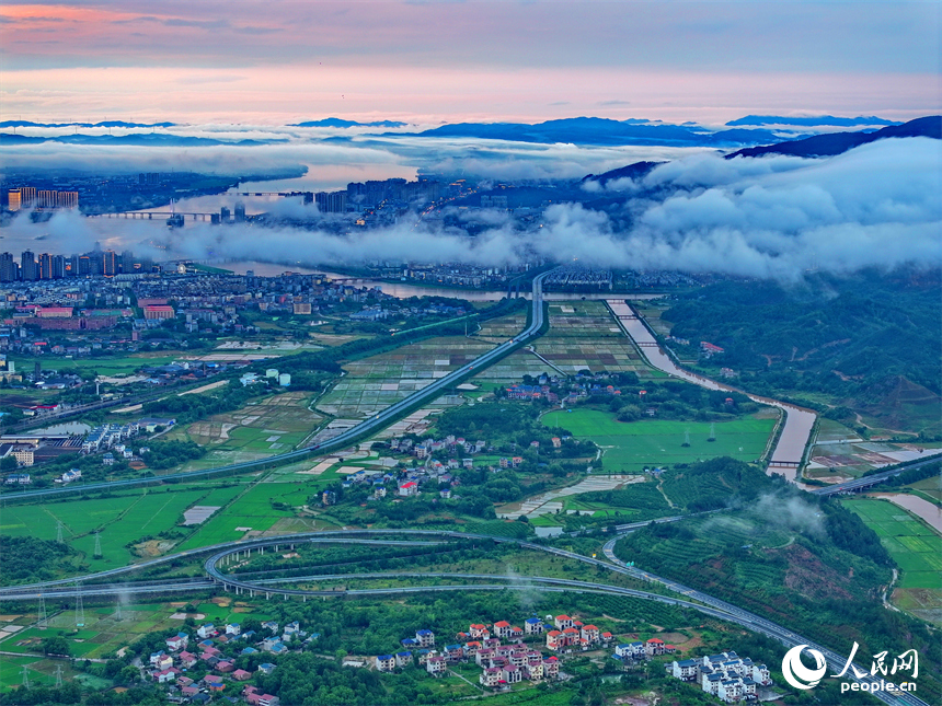 吉安市吉水縣文峰鎮葛山村，山巒起伏、水潤田疇、云霧繚繞，構成一幅初夏美麗鄉村田園圖景。人民網 朱海鵬攝
