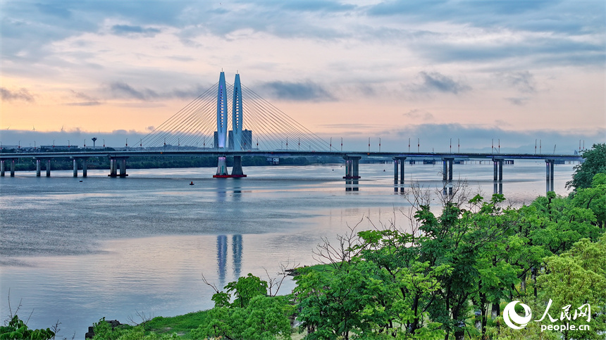 吉安市吉水縣城上空云霧繚繞，城市建筑、道路、橋梁、田園、河流在云霧的籠罩下，若隱若現，宛如仙境。人民網 朱海鵬攝