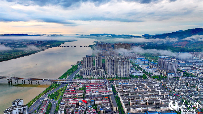 吉安市吉水縣城上空云霧繚繞，城市建筑、道路、橋梁、田園、河流在云霧的籠罩下，若隱若現，宛如仙境。人民網 朱海鵬攝