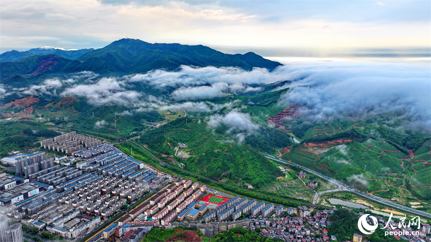 吉安市吉水縣城上空云霧繚繞，城市建筑、道路、橋梁、田園、河流在云霧的籠罩下，若隱若現，宛如仙境。人民網 朱海鵬攝