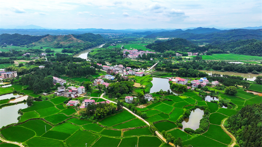 江西省吉安市吉水縣白沙鎮安坪村，田野、山巒、農舍相映成趣，勾勒出一幅美麗鄉村畫面。廖敏攝