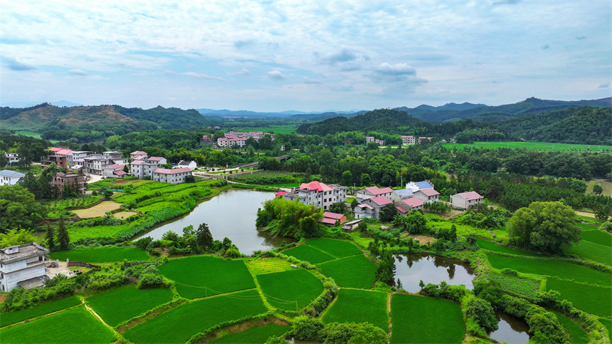 江西省吉安市吉水縣白沙鎮安坪村，田野、山巒、農舍相映成趣，勾勒出一幅美麗鄉村畫面。廖敏攝