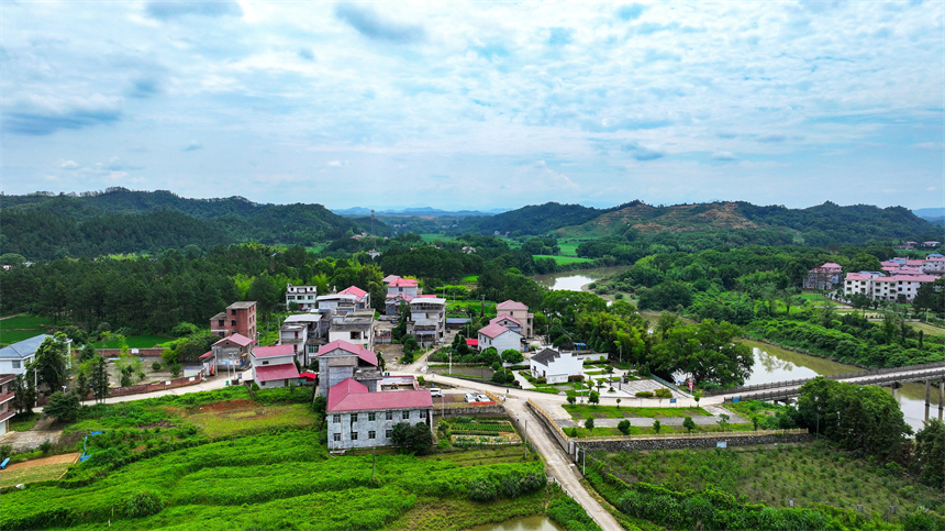 江西省吉安市吉水縣白沙鎮安坪村，田野、山巒、農舍相映成趣，勾勒出一幅美麗鄉村畫面。廖敏攝