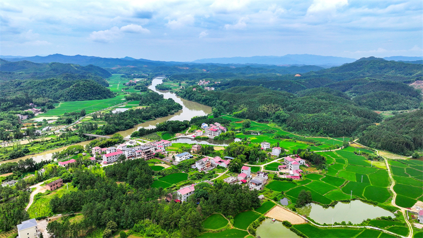 江西省吉安市吉水縣白沙鎮安坪村，田野、山巒、農舍相映成趣，勾勒出一幅美麗鄉村畫面。廖敏攝
