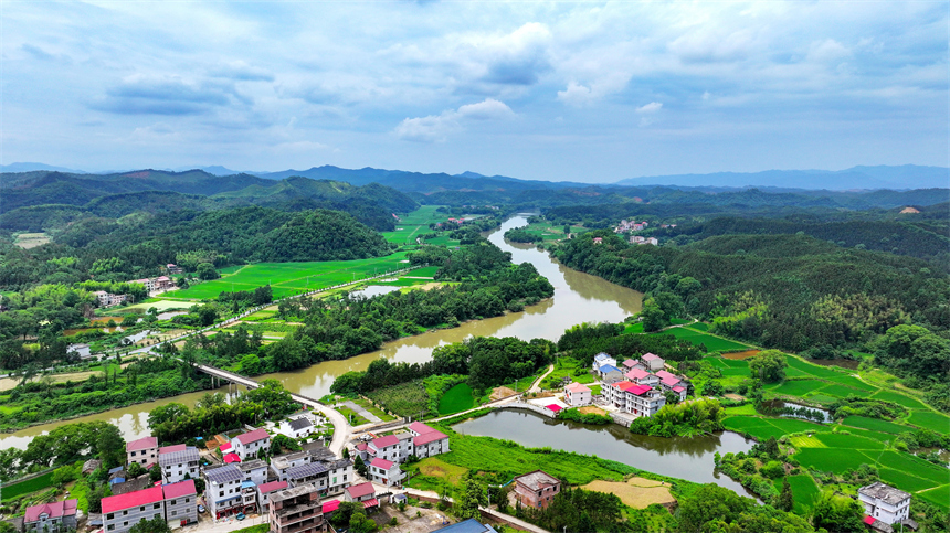 江西省吉安市吉水縣白沙鎮安坪村，田野、山巒、農舍相映成趣，勾勒出一幅美麗鄉村畫面。廖敏攝
