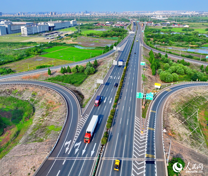 南昌市南昌縣沿江南大道快速路與G6021杭長高速公路互通立交橋上，車輛往來穿梭。人民網 朱海鵬攝