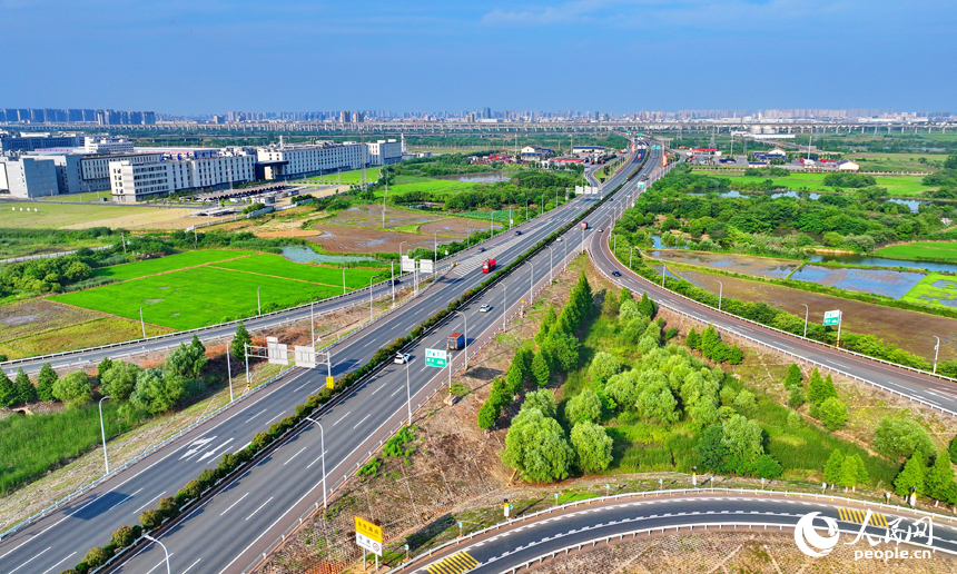 南昌市南昌縣沿江南大道快速路與G6021杭長高速公路互通立交橋上，車輛往來穿梭。人民網 朱海鵬攝