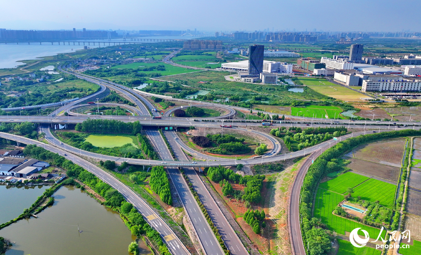 南昌市南昌縣沿江南大道快速路與G6021杭長高速公路互通立交橋上，車輛往來穿梭。人民網 朱海鵬攝
