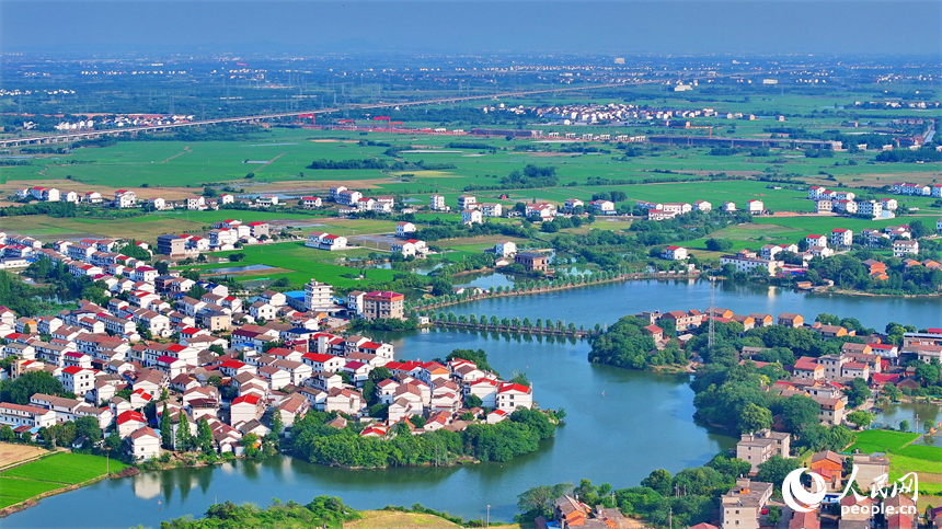 南昌市南昌縣富山鄉灘上村，田園碧水環繞、農房錯落有致，夏日鄉村美景怡人。人民網 朱海鵬攝