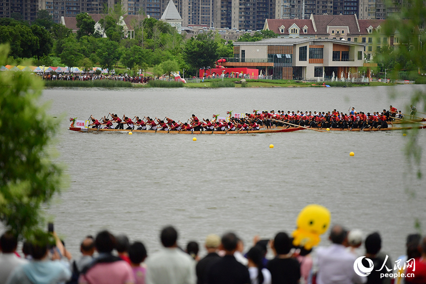南昌紅谷灘九龍湖的湖面上，一艘艘龍舟在賽道上劈波斬浪展開激烈角逐。人民網記者 時雨攝