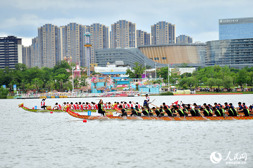 南昌紅谷灘九龍湖的湖面上，一艘艘龍舟在賽道上劈波斬浪展開激烈角逐。人民網記者 時雨攝
