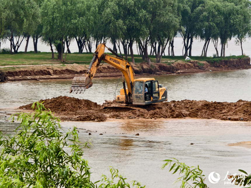 南昌正在加緊建設“兩灘七灣”天然泳場，預計暑假期間開放。人民網記者 時雨攝