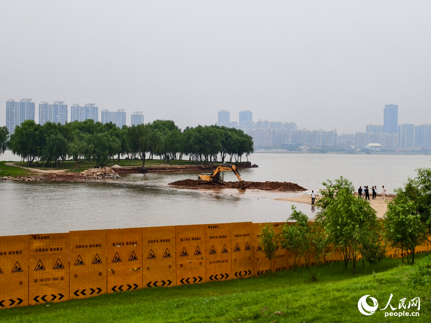 南昌正在加緊建設“兩灘七灣”天然泳場，預計暑假期間開放。人民網記者 時雨攝