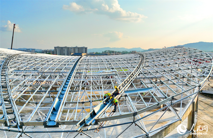 贛州市石城縣西城體育中心項目建設現場，工人在進行體育館鋼結構屋面網架安裝作業。人民網 朱海鵬攝