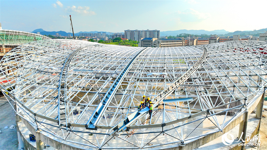 贛州市石城縣西城體育中心項目建設現場，工人在進行體育館鋼結構屋面網架安裝作業。人民網 朱海鵬攝