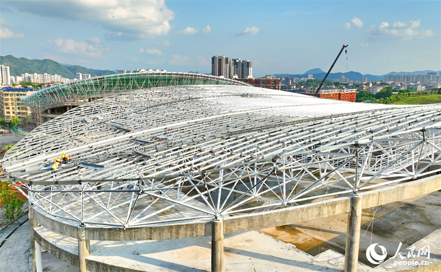 贛州市石城縣西城體育中心項目建設現場，工人在進行體育館鋼結構屋面網架安裝作業。人民網 朱海鵬攝