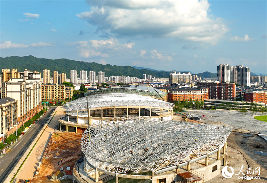 贛州市石城縣西城體育中心項目建設現場，工人在進行體育館鋼結構屋面網架安裝作業。人民網 朱海鵬攝