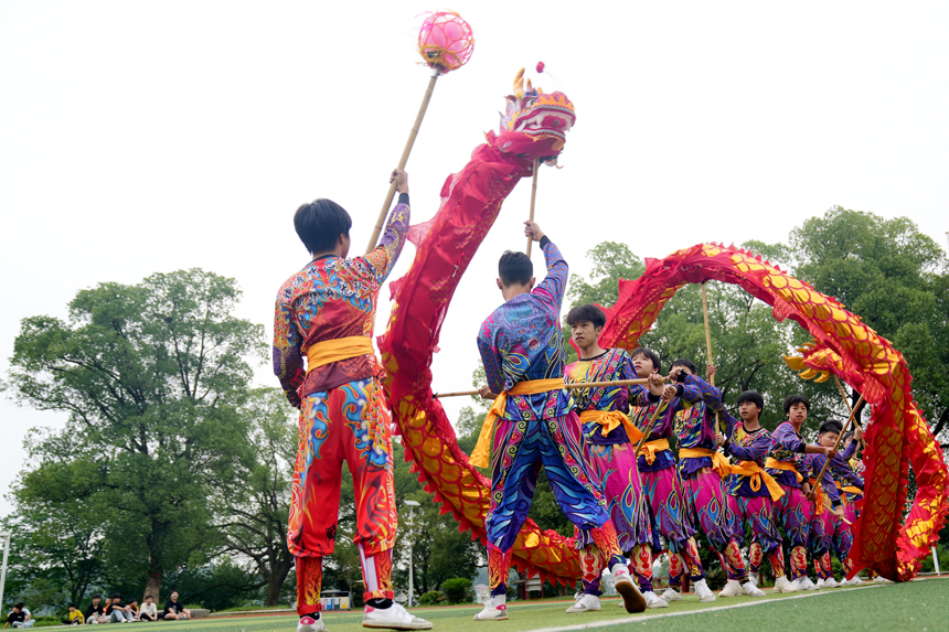 上高縣鎮渡中心學校的學生們正在進行舞龍訓練。陳旗海攝
