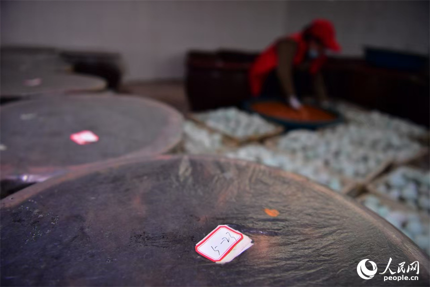 每個缸上都標注了腌制起始日，鴨蛋一般腌制兩個月。人民網記者 時雨攝