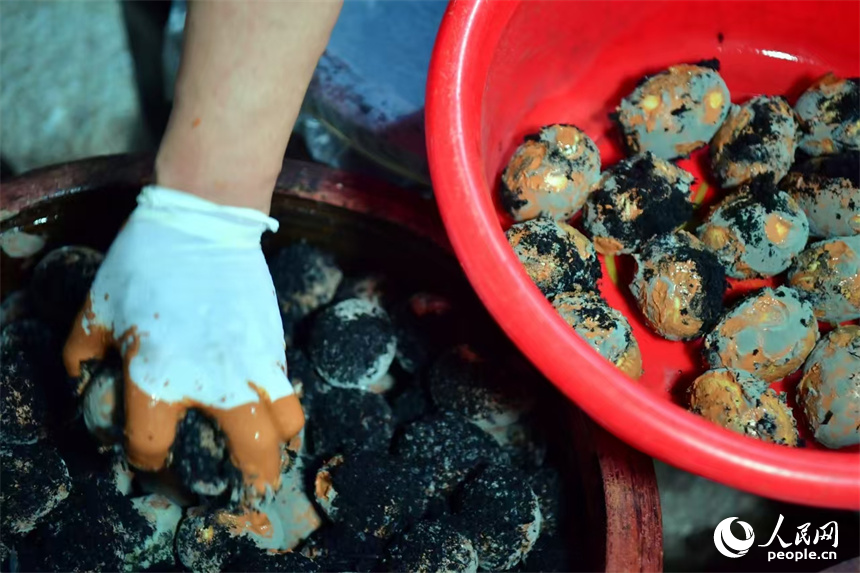 村民將腌制好的咸鴨蛋啟封。人民網記者 時雨攝